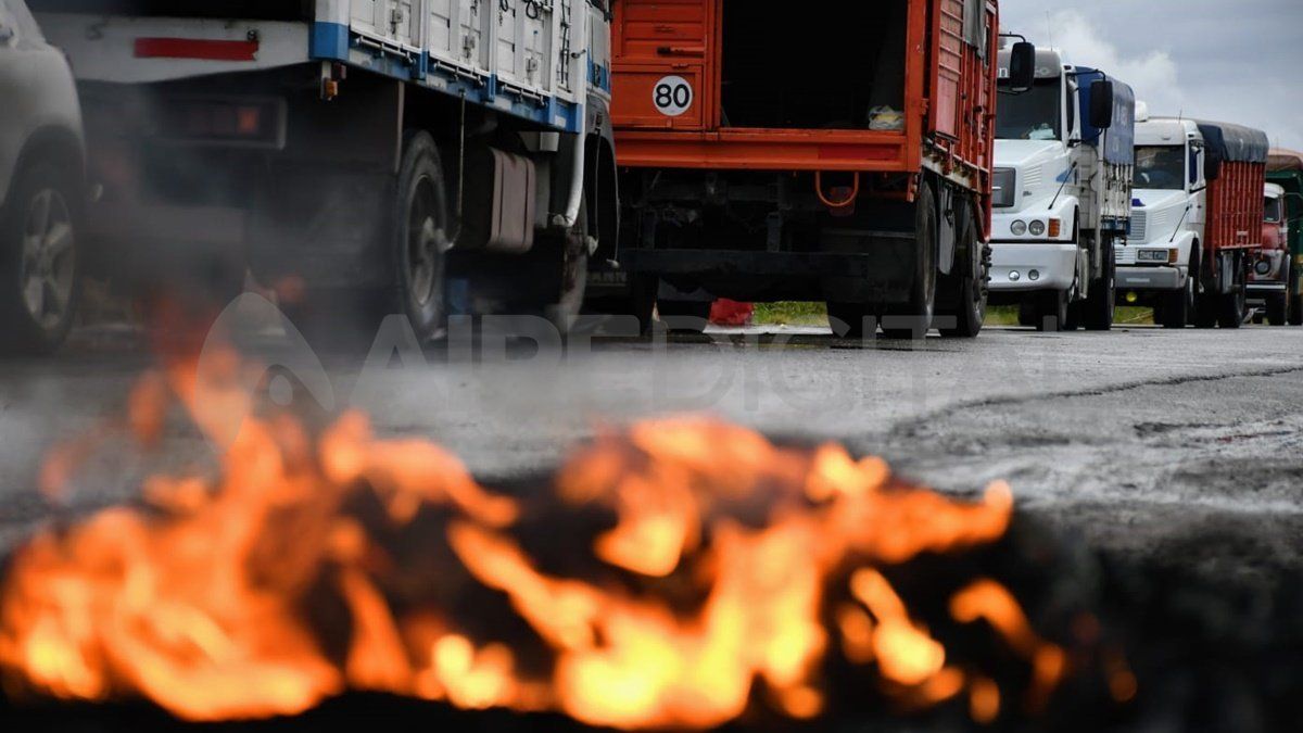 Los camiones permanecerán parados en el costado de la ruta
