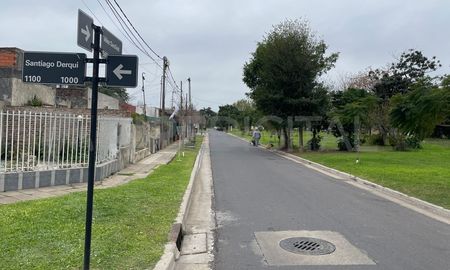 rompieron una ventana, se llevaron tres millones y defecaron en el patio rompieron una ventana, se llevaron tres millones y defecaron en el patio