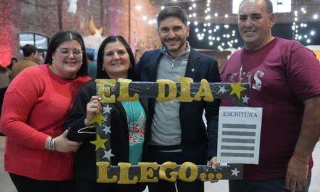 Con este acto, que se realizó el La Redonda, el Gobierno Provincial manifestó que ya entregó, durante esta gestión, más de 2.700 escrituras. Con este acto, que se realizó el La Redonda, el Gobierno Provincial manifestó que ya entregó, durante esta gestión, más de 2.700 escrituras.