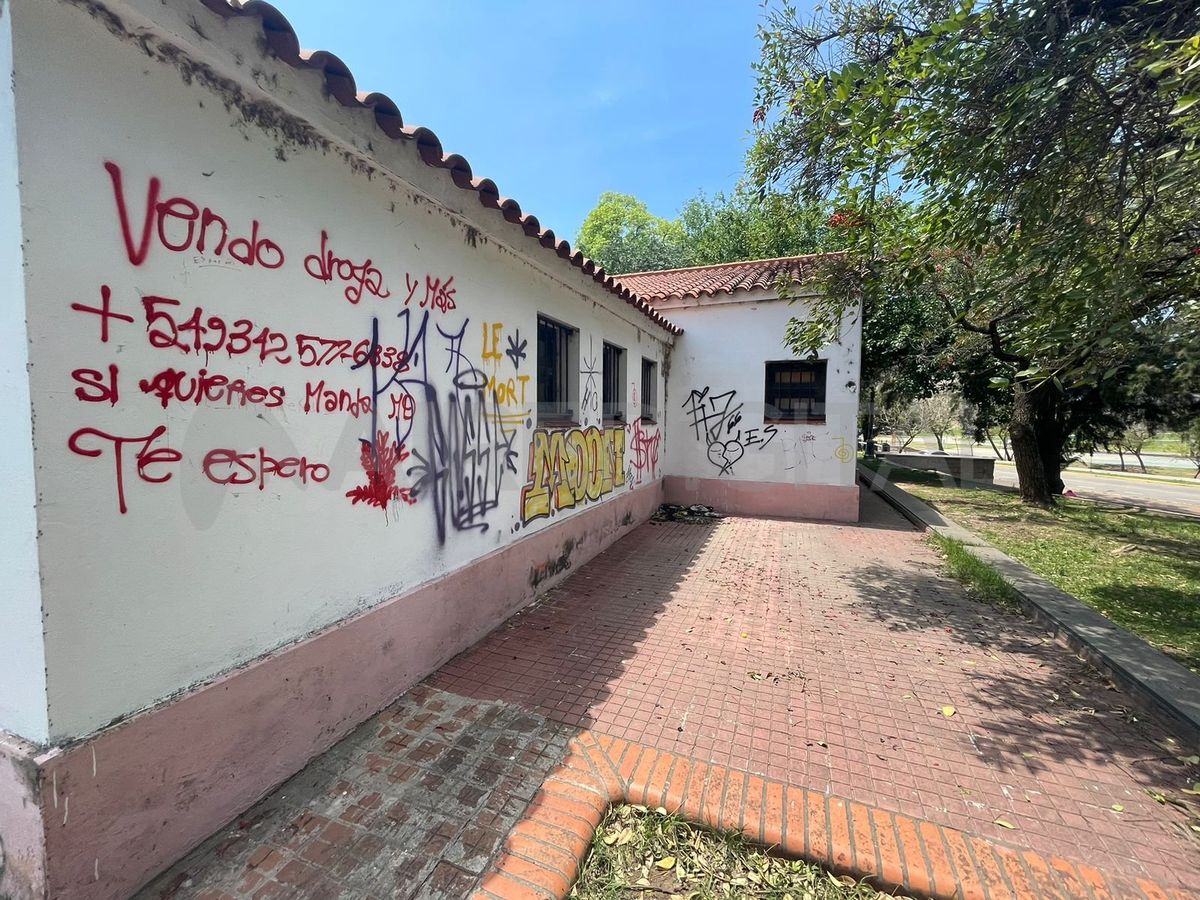Un grafiti de venta de droga en una de las paredes del Museo Etnográfico. Un grafiti de venta de droga en una de las paredes del Museo Etnográfico.