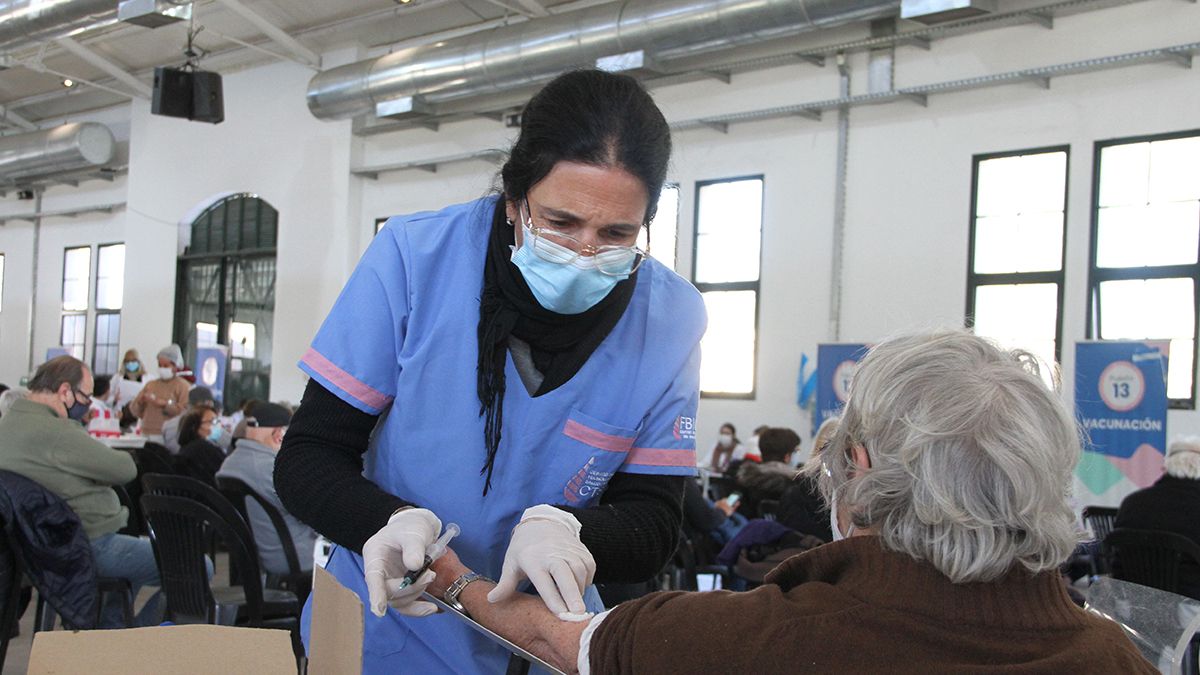 El estudio de anticuerpos comenzó el miércoles en la ex Rural (Bv. Oroño 2493) de la ciudad de Rosario, de manera voluntaria, en personas que realizaron la combinación de vacunas Sputnik V y Moderna.