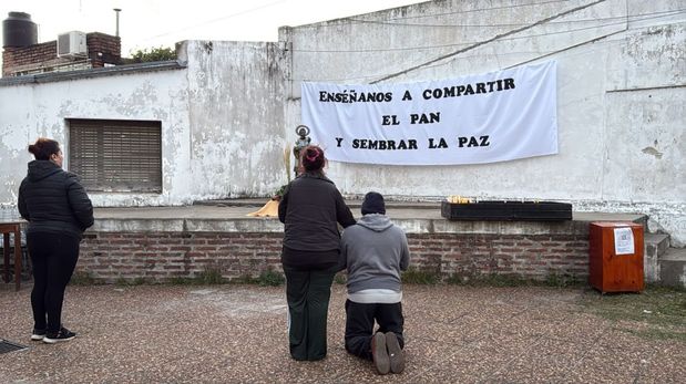 La parroquia de San Cayetano recibe a los devotos que participan de las primeras misas.