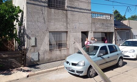 Al caer, el poste destrozó el auto de Laura y dejó a muchos vecinos sin línea de teléfono. Al caer, el poste destrozó el auto de Laura y dejó a muchos vecinos sin línea de teléfono.