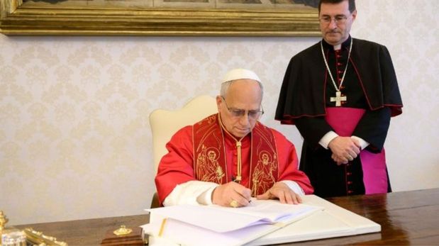 El Papa León XIVen la firma de la Carta Encíclica Magnifica Humanitas.