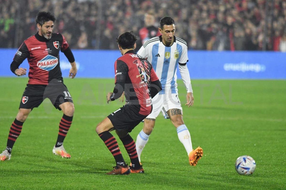 El campeón del mundo Ángel Di María, futbolista identificado con Rosario Central, recibió el reconocimiento del público de Newell's. El campeón del mundo Ángel Di María, futbolista identificado con Rosario Central, recibió el reconocimiento del público de Newell's.