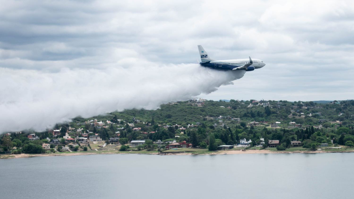 La aeronave participó de un simulacro de combate contra incendios forestales.