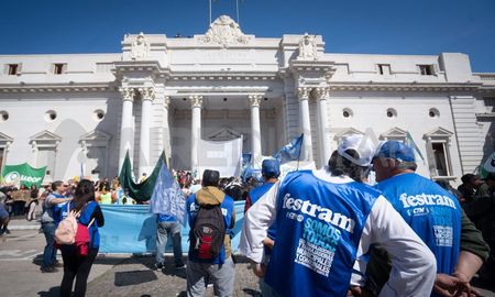 Festram se movilizó a la Legislatura el pasado 5 de septiembre, cuando el Senado le dio media sanción a la reforma jubilatoria. Festram se movilizó a la Legislatura el pasado 5 de septiembre, cuando el Senado le dio media sanción a la reforma jubilatoria.