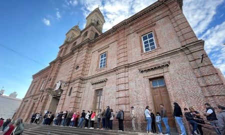Los santafesinos se acercan a la iglesia Sagrado Corazón de Santa Fe. Los santafesinos se acercan a la iglesia Sagrado Corazón de Santa Fe.