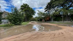 altText(Anegamientos en Villa California: calles bajo agua y complicaciones para transitar tras las lluvias)}