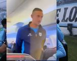 Un futbolista gritó bomba en el avión y lo detuvieron delante de todos: lo bajaron esposado. Un futbolista gritó bomba en el avión y lo detuvieron delante de todos: lo bajaron esposado.