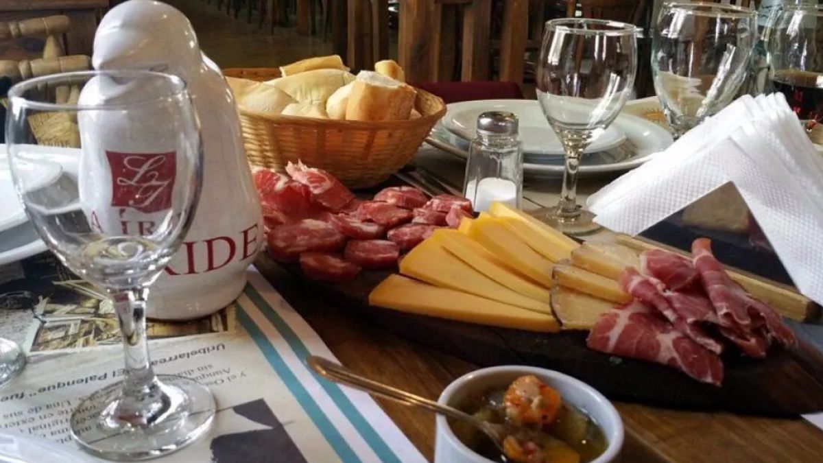 La producción de embutidos y quesos de cabra en establecimientos locales como Valle de Goñi sustenta la economía regional y garantiza frescura en las famosas picadas de Uribelarrea. La producción de embutidos y quesos de cabra en establecimientos locales como Valle de Goñi sustenta la economía regional y garantiza frescura en las famosas picadas de Uribelarrea.