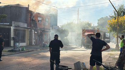 Incendio en una casa de barrio Guadalupe Oeste: trabajaron los bomberos y dos personas fueron derivadas al hospital