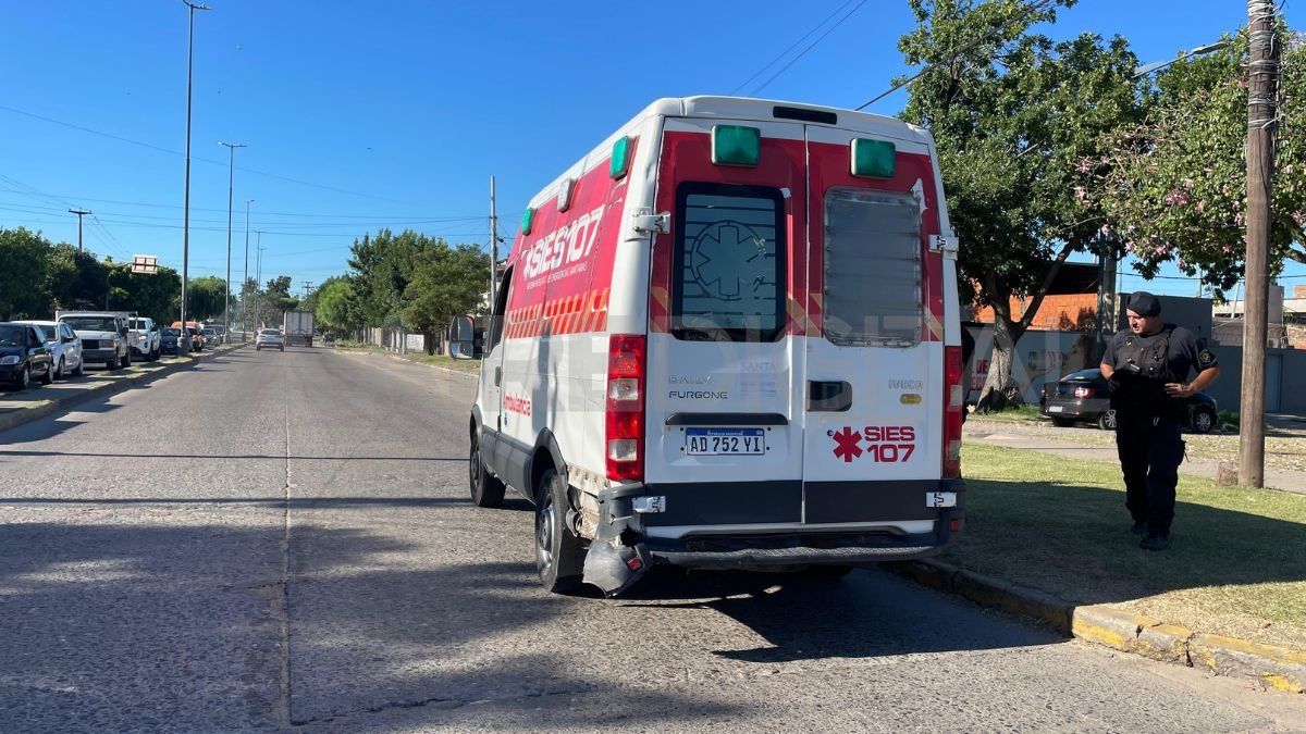 Un camión chocó a una ambulancia que trasladaba pacientes al hospital de Niños