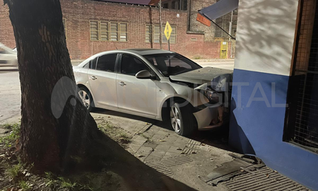 Un conductor chocó su auto y terminó incrustado en el frente de una aseguradora en la ciudad de Santa Fe Un conductor chocó su auto y terminó incrustado en el frente de una aseguradora en la ciudad de Santa Fe