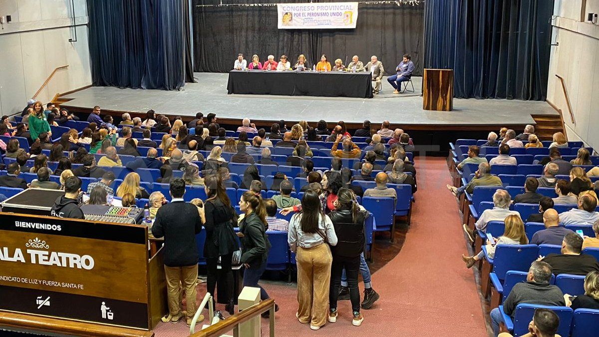 El Congreso del PJ santafesino, realizado el Luz y Fuerza, autorizó al partido a constituir alianzas a nivel nacional, provincial y local.