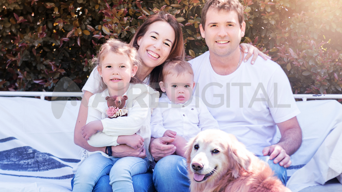 Tomi junto a su mamá Soledad (42), su papá Mauro (40), su hermana Juana (5) y Vito, el perrito de la familia. Tomi junto a su mamá Soledad (42), su papá Mauro (40), su hermana Juana (5) y Vito, el perrito de la familia.
