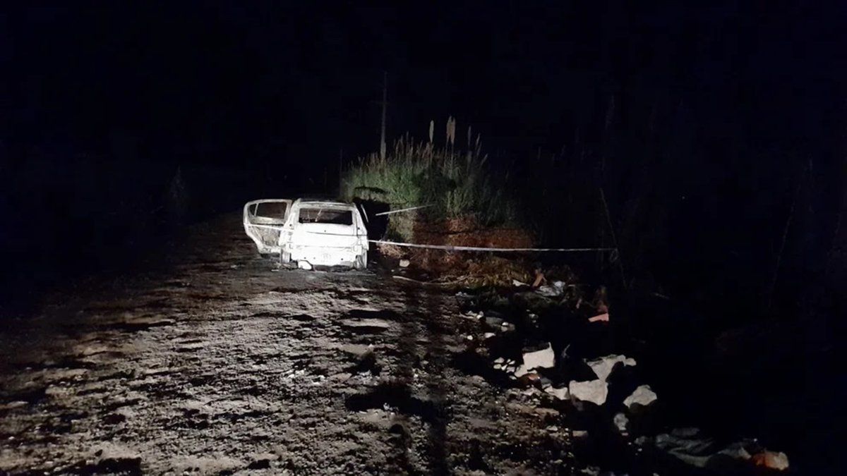 Penumbra: el vehículo de la víctima tras el fuego.