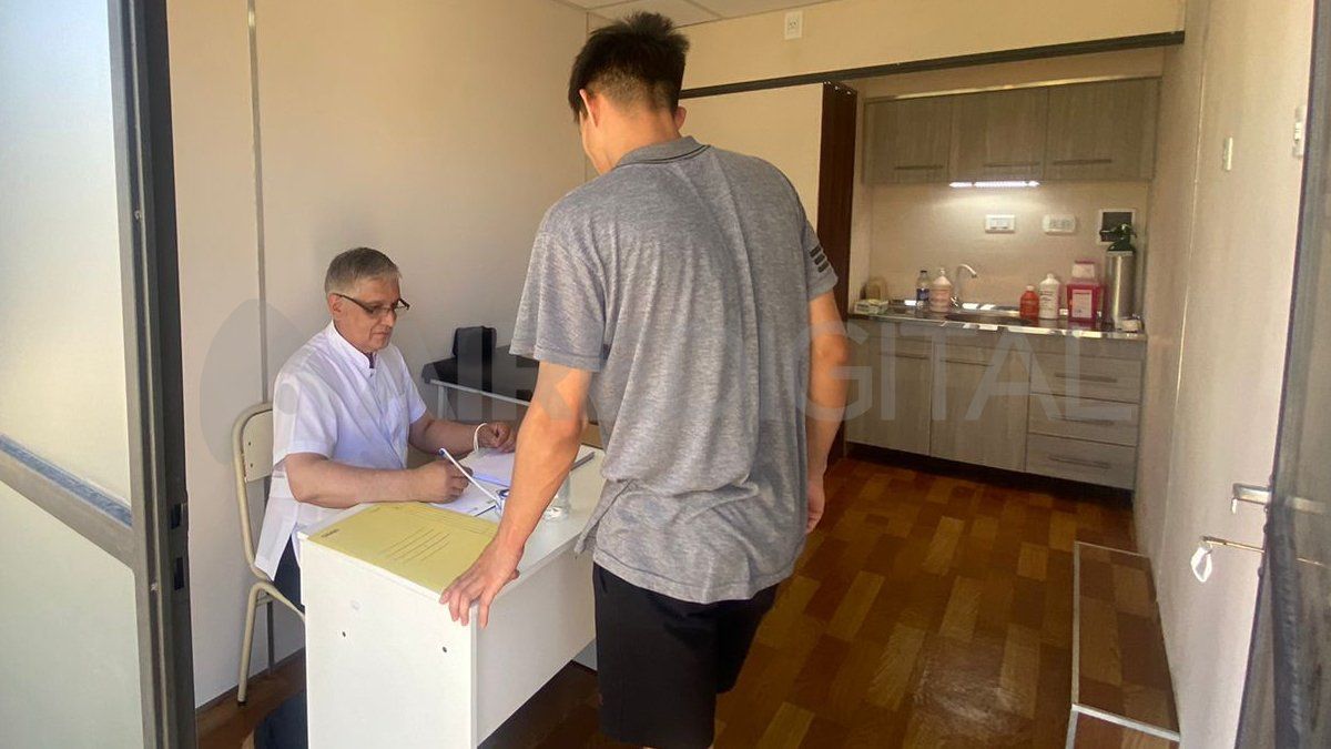 El intendente de Sauce Viejo, Mario Papaleo, es uno de los médicos que brindará atención en la Unidad Sanitaria Móvil.