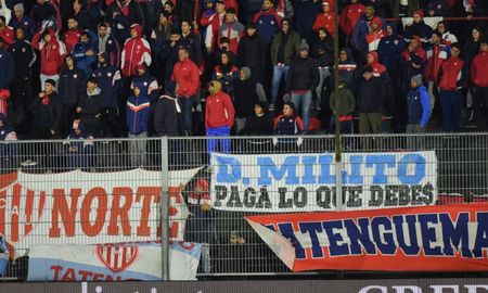 Milito pagá lo que debes, la bandera de los hinchas de Unión contra el presdiente de Racing. Milito pagá lo que debes, la bandera de los hinchas de Unión contra el presdiente de Racing.