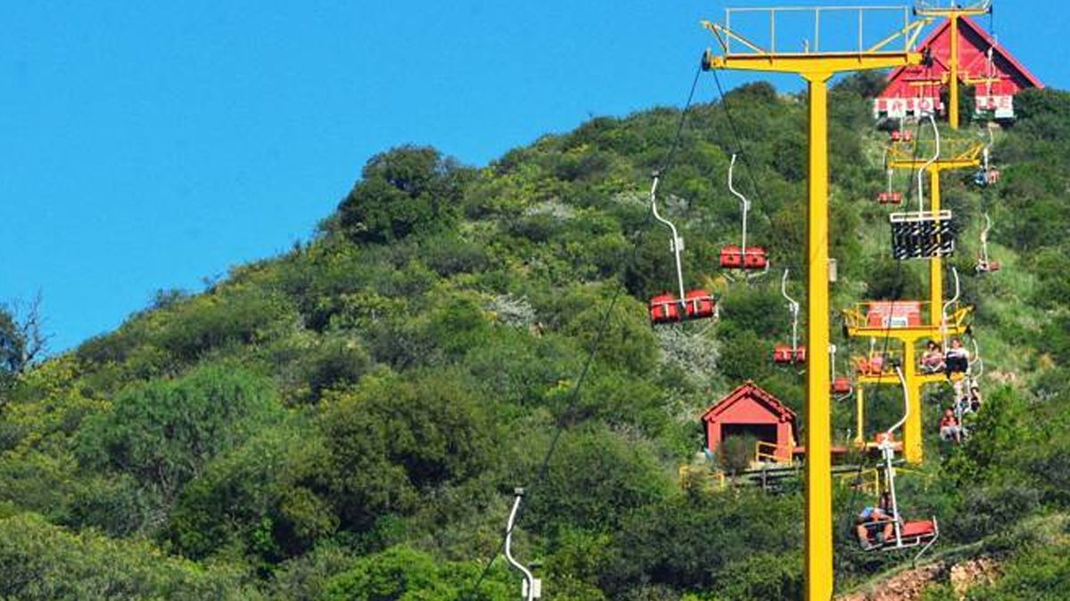 El complejo de la Aerosilla conecta la base del pueblo con la zona de servicios de montaña, facilitando el acceso a miradores naturales sin necesidad de realizar trekkings de alta exigencia. El complejo de la Aerosilla conecta la base del pueblo con la zona de servicios de montaña, facilitando el acceso a miradores naturales sin necesidad de realizar trekkings de alta exigencia.