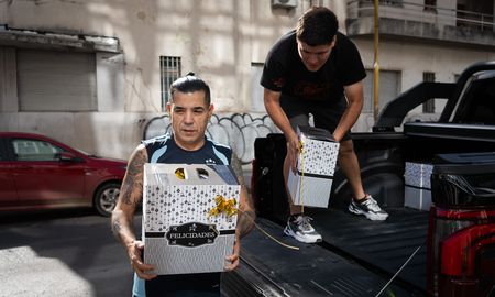 Coty Hernández se sumó a la campaña solidaria de Aire y Los Sin Techo con la donación de 20 cajas navideñas. Coty Hernández se sumó a la campaña solidaria de Aire y Los Sin Techo con la donación de 20 cajas navideñas.