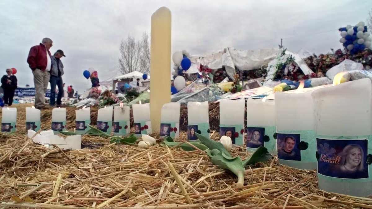 El Memorial de Columbine en Littleton, Colorado, se convierte cada 20 de abril en un espacio de reflexión para recordar a las 13 víctimas y renovar el pedido de paz en las aulas del mundo. El Memorial de Columbine en Littleton, Colorado, se convierte cada 20 de abril en un espacio de reflexión para recordar a las 13 víctimas y renovar el pedido de paz en las aulas del mundo.