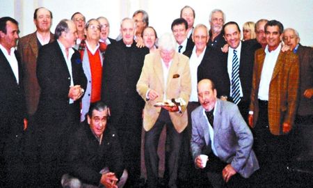 En 2010, cuando la promoción de exalumnos cumplió 45 años, lograron reunirse con Bergoglio en Buenos Aires, poco antes de que él cumpliera 75. En 2010, cuando la promoción de exalumnos cumplió 45 años, lograron reunirse con Bergoglio en Buenos Aires, poco antes de que él cumpliera 75.