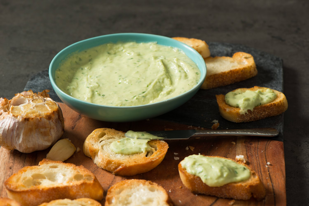 La mayonesa de albahaca es una opción única para acompañar tus sándwiches y ensaladas. La mayonesa de albahaca es una opción única para acompañar tus sándwiches y ensaladas.