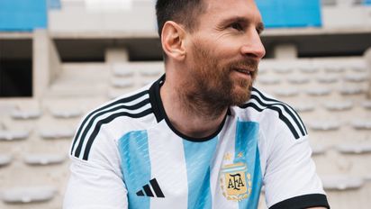 La Selección de fútbol de Argentina presenta la camiseta con la que jugará la Copa Mundial de Fútbol de 2022