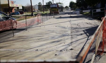 El Plan de Bacheo continúa en forma simultánea en las avenidas troncales como General Paz y Aristóbulo del Valle, que conectan a la ciudad de Norte a Sur; y luego continuará en el sector noroeste de la capital provincial y en los barrios Candioti Norte y Sur. El Plan de Bacheo continúa en forma simultánea en las avenidas troncales como General Paz y Aristóbulo del Valle, que conectan a la ciudad de Norte a Sur; y luego continuará en el sector noroeste de la capital provincial y en los barrios Candioti Norte y Sur.