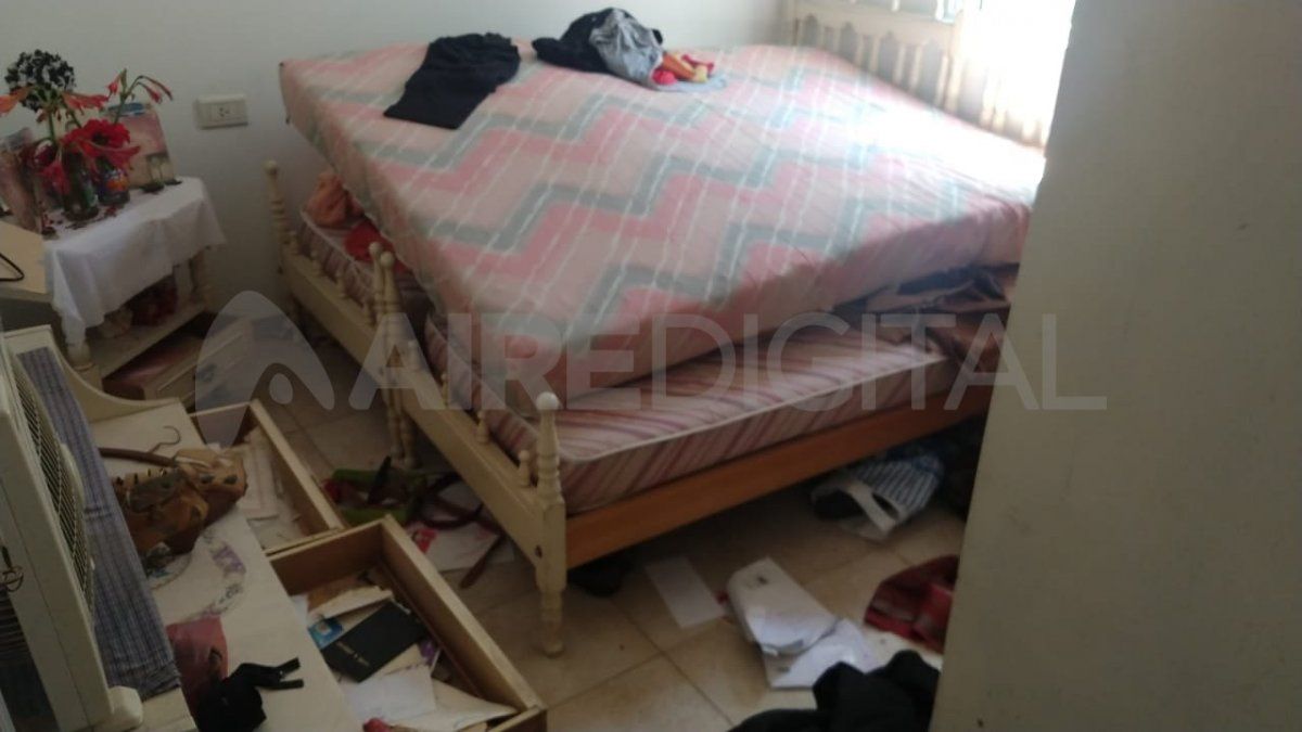 Los ladrones tiraron todos los cajones y revolvieron los armarios para buscar dinero y joyas.