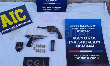 Una 9 milímetros y un revolver, las armas secuestradas en uno de los allanamientos. Una 9 milímetros y un revolver, las armas secuestradas en uno de los allanamientos.