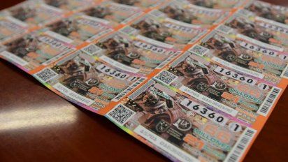 Ganó $1 millón en la lotería y se apresuró a compartirlo en familia
