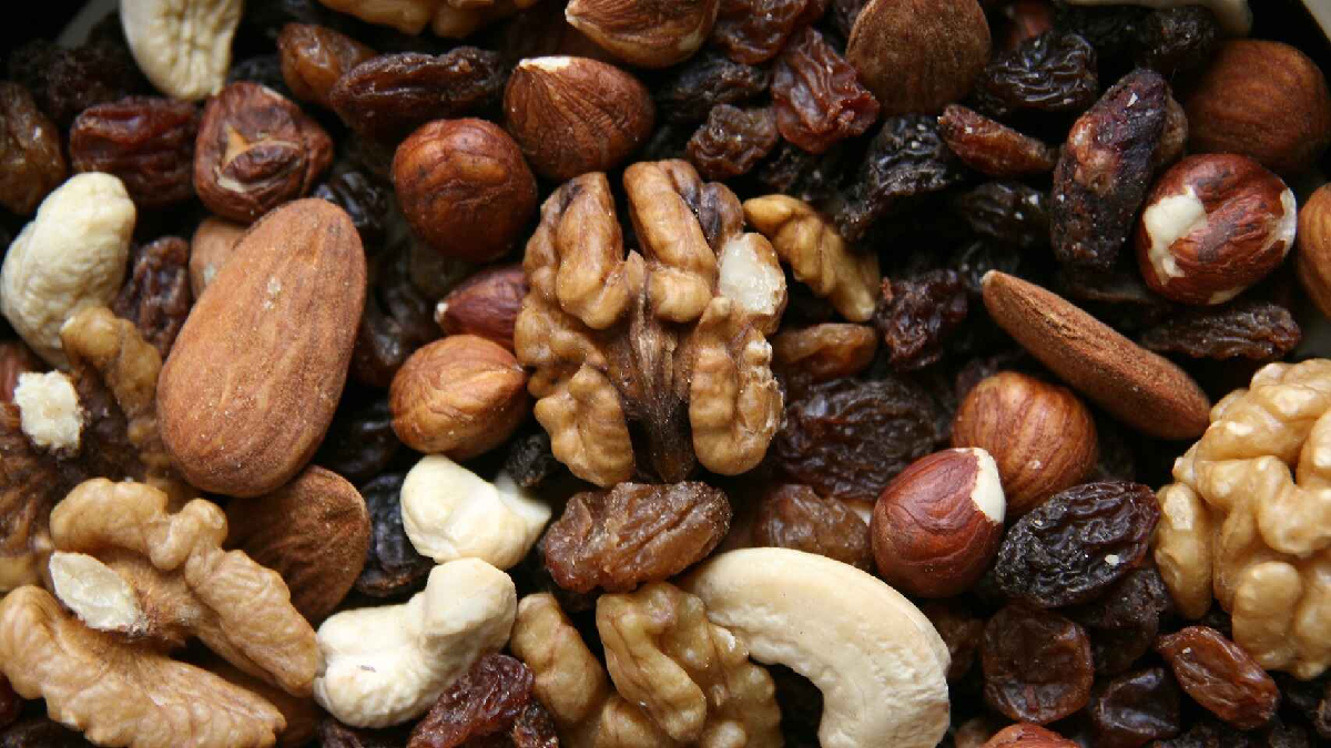 Se recomienda el consumo diario de aproximadamente 30-45 gramos al día de frutos secos, ya que puede tener beneficios para la salud.