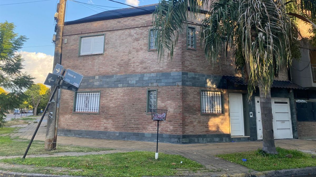 La casa donde ocurrió el brutal crimen está ubicada en Necochea y su intersección con Domingo Silva. La casa donde ocurrió el brutal crimen está ubicada en Necochea y su intersección con Domingo Silva.
