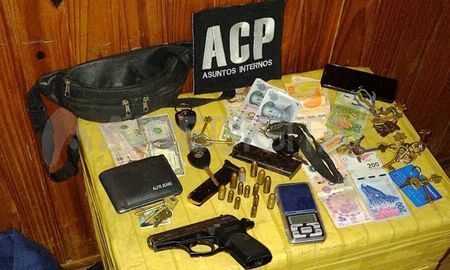 En uno de los allanamientos los investigadores encontraron yuanes chinos y un arma de fuego. En uno de los allanamientos los investigadores encontraron yuanes chinos y un arma de fuego.