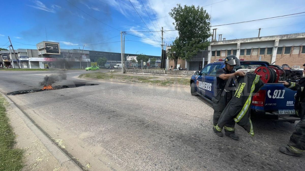 Manifestantes cortan Aristóbulo y Gorriti.