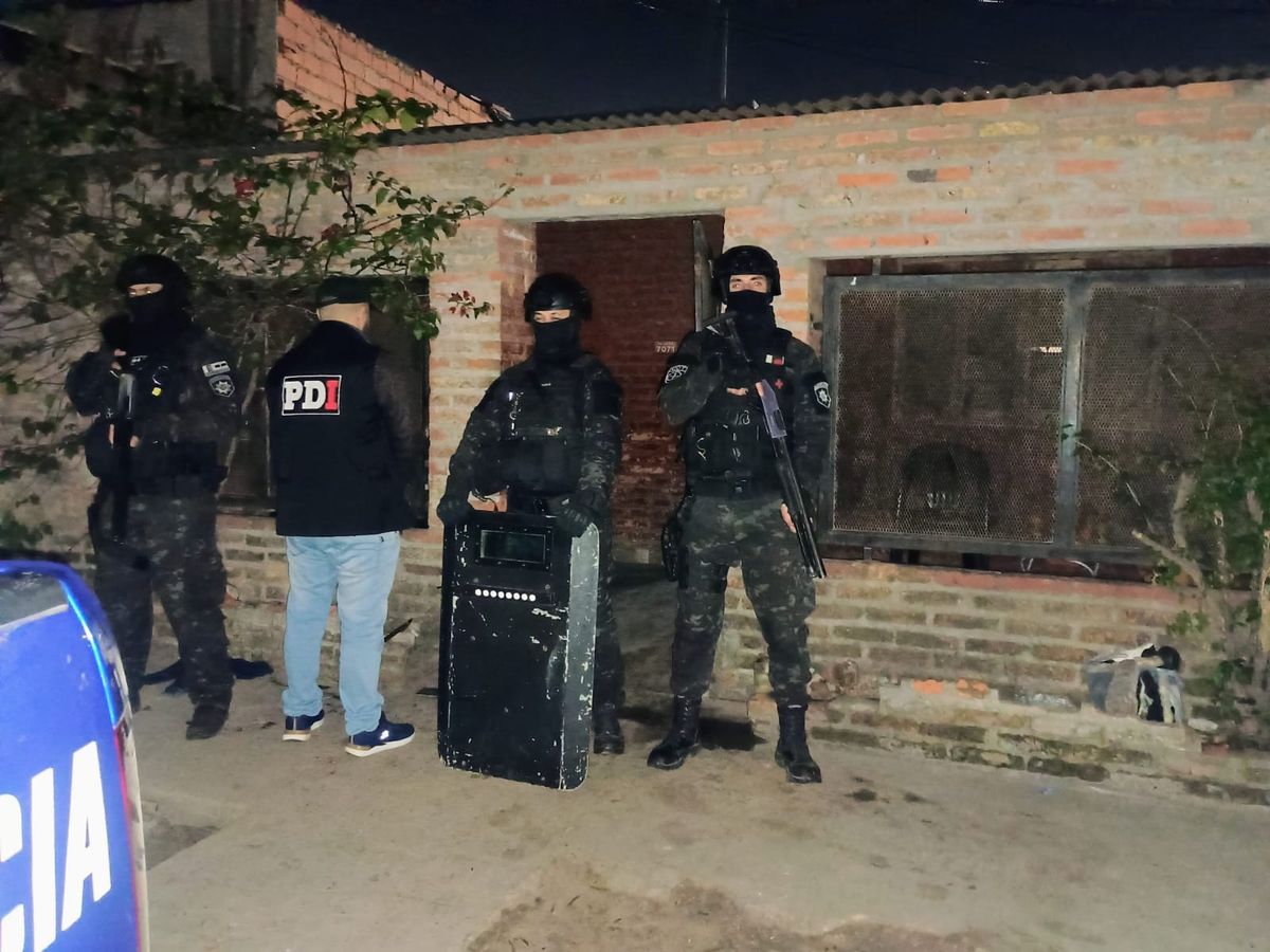 En el marco del plan de seguridad impulsado por el gobierno de Santa Fe, fuerzas policiales realizaron este lunes seis allanamientos en barrio Loyola de la ciudad capital.