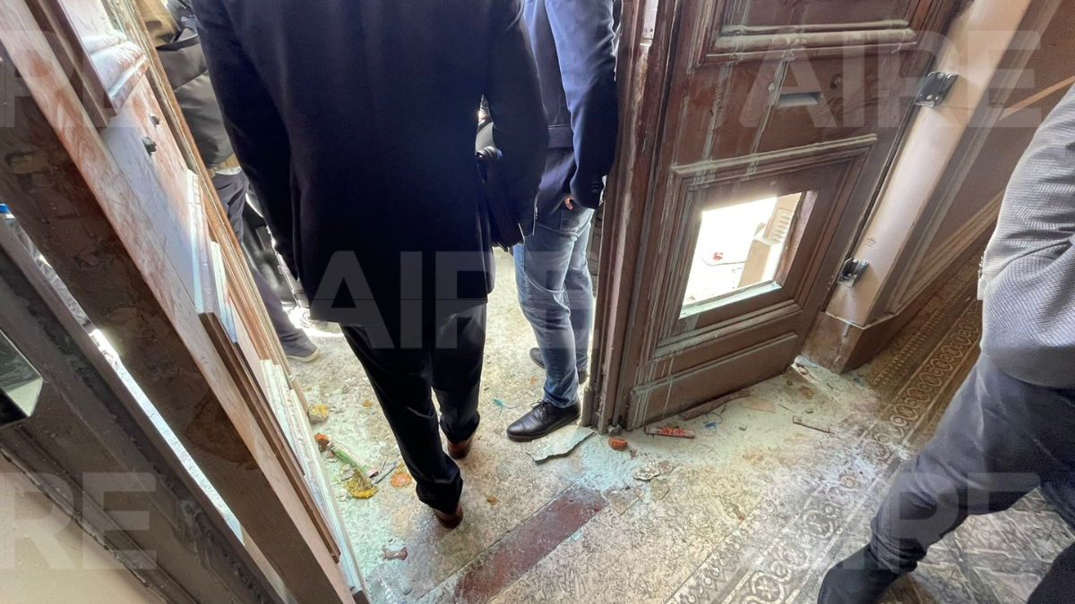 Los destrozos en el ingreso principal a la Legislatura de Santa Fe. Los destrozos en el ingreso principal a la Legislatura de Santa Fe.