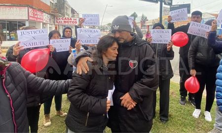 Daniel y Alejandra Robles participaron este sábado de la manifestación en Santo Tomé y reclamaron justicia por Nahuel. Daniel y Alejandra Robles participaron este sábado de la manifestación en Santo Tomé y reclamaron justicia por Nahuel.
