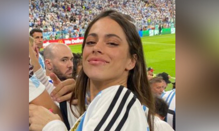 La cantante llegó al estadio para alentar a la selección nacional. La cantante llegó al estadio para alentar a la selección nacional.
