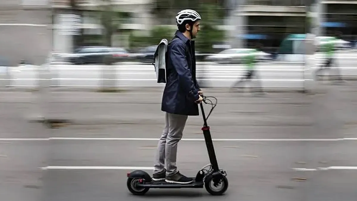 A nivel nacional, la Agencia Nacional de Seguridad Vial estableció en 2020 un marco regulatorio para los llamados Vehículos de Movilidad Personal (VMP), entre los que se encuentran los monopatines eléctricos. Sin embargo, la adhesión a esa normativa es potestad de las provincias y municipios, por lo que su aplicación no es automática en todo el país. A nivel nacional, la Agencia Nacional de Seguridad Vial estableció en 2020 un marco regulatorio para los llamados Vehículos de Movilidad Personal (VMP), entre los que se encuentran los monopatines eléctricos. Sin embargo, la adhesión a esa normativa es potestad de las provincias y municipios, por lo que su aplicación no es automática en todo el país.