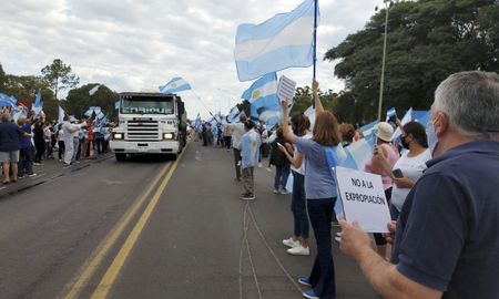 El 20 de junio, miles de personas de Avellaneda y Reconquista se manifestaron en un banderazo contra el proyecto de expropiación de Vicentin. El 20 de junio, miles de personas de Avellaneda y Reconquista se manifestaron en un banderazo contra el proyecto de expropiación de Vicentin.