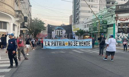 A diferencia de lo ocurrido en la ciudad de Buenos Aires, en Santa Fe no se registraron incidentes ni momentos de tensión. A diferencia de lo ocurrido en la ciudad de Buenos Aires, en Santa Fe no se registraron incidentes ni momentos de tensión.