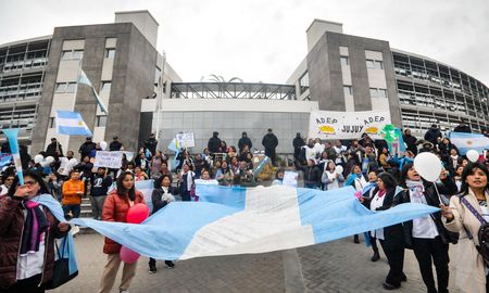 Con la bandera de Argentina, los docentes se manifestaron exigiendo paritarias. Con la bandera de Argentina, los docentes se manifestaron exigiendo paritarias.