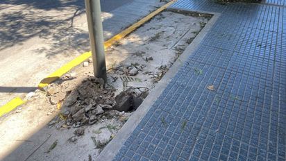 Preocupación por un pozo en una parada de colectivos sobre avenida J. J. Paso