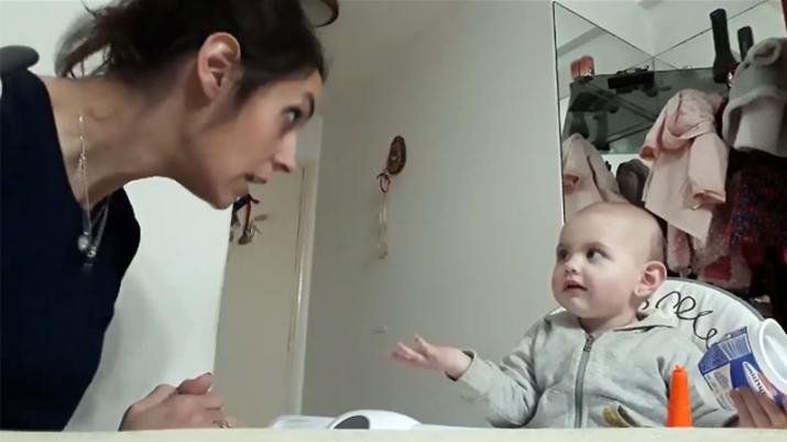 La “charla” desopilante entre una mamá y su beba