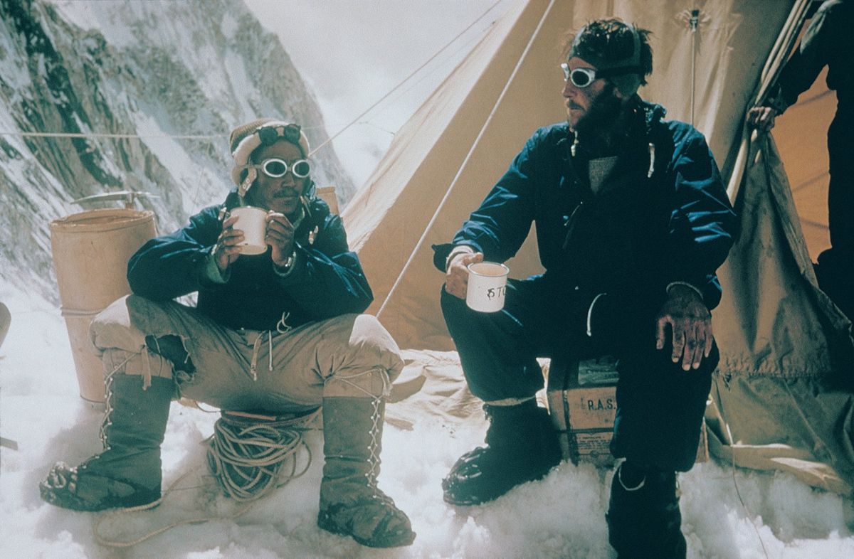 Tras haber alcanzado la cima, Hillary y Tenzing descendieron al Campo IX, donde bebieron té caliente. Al regresar de la cumbre, las primeras palabras del neozelandés a su compatriota y compañero de expedición, George Lowe, fueron:  Tras haber alcanzado la cima, Hillary y Tenzing descendieron al Campo IX, donde bebieron té caliente. Al regresar de la cumbre, las primeras palabras del neozelandés a su compatriota y compañero de expedición, George Lowe, fueron: