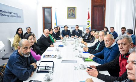 Este lunes, el Gobierno de Santa Fe y los gremios estatales retomarán la negociación paritaria, luego de una serie de reuniones en las que no hubo propuestas concretas, según comentaron las entidades sindicales. Este lunes, el Gobierno de Santa Fe y los gremios estatales retomarán la negociación paritaria, luego de una serie de reuniones en las que no hubo propuestas concretas, según comentaron las entidades sindicales.