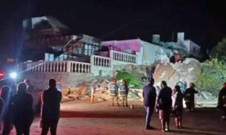La vivienda cedió esta noche. Una persona estaba trabajando en la casa al momento de la caída. La vivienda cedió esta noche. Una persona estaba trabajando en la casa al momento de la caída.